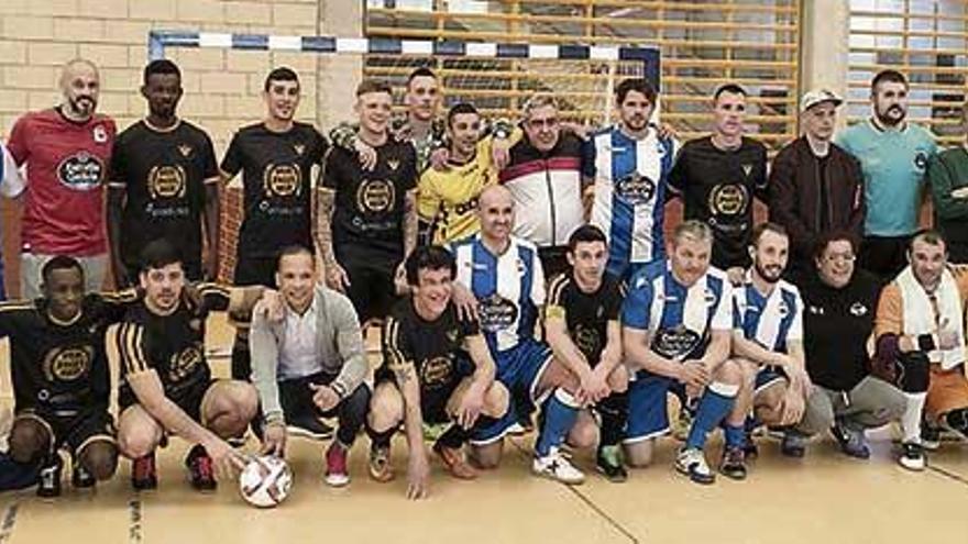 Los jugadores del Vento-Teixeiro, antes de un partido con los veteranos del Dépor.