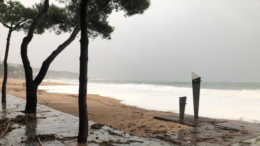 Vídeo | Els efectes de la llevantada al passeig marítim de Platja d'Aro