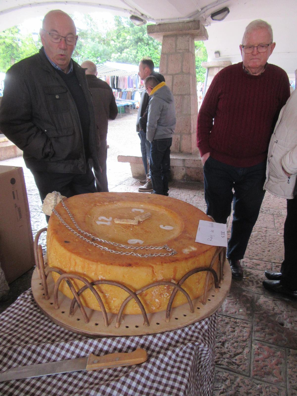 Varios curiosos observan el queso de &quot;Manolito&quot;.