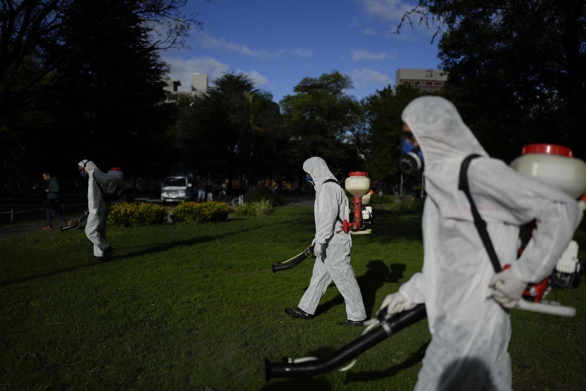 Una brigada fumiga un parque de Buenos Aires.