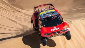 Loeb, en una espectacular imagen en las dunas al volante del Hunter