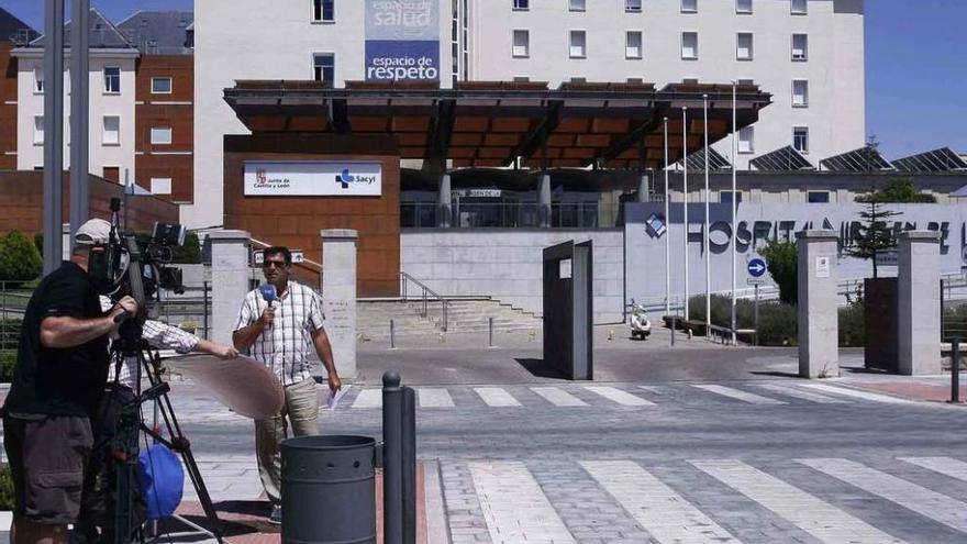 Uno de los medios de comunicación realiza un directo desde el Hospital Virgen de la Concha.