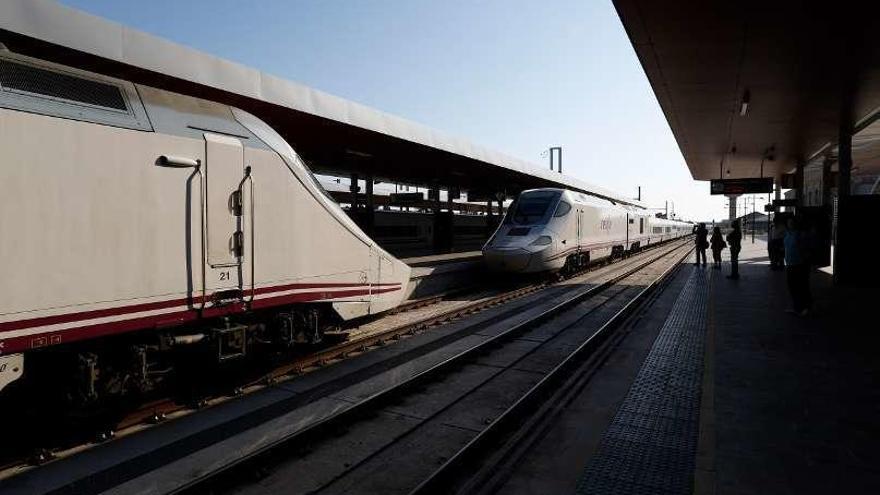 Un tren efectúa su entrada en la estación.