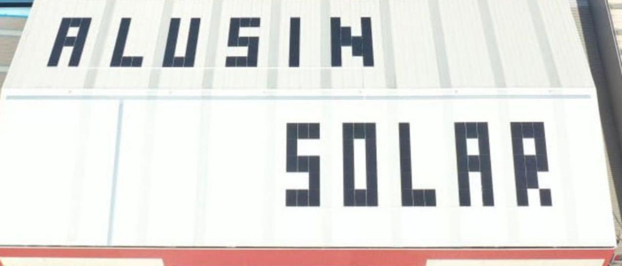 La cubierta de Alusín Solar, con el nombre de la empresa en paneles solares.