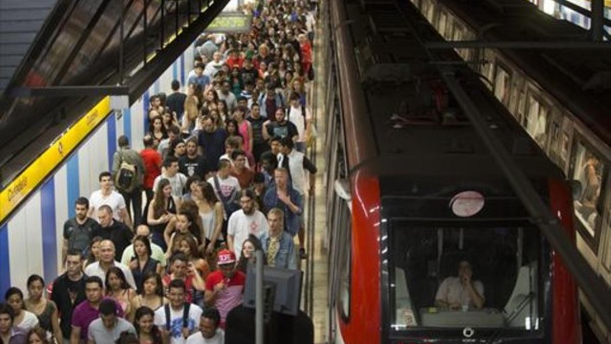 Viajeros en la estación de metro de Ciutadella Vila Olímpica.