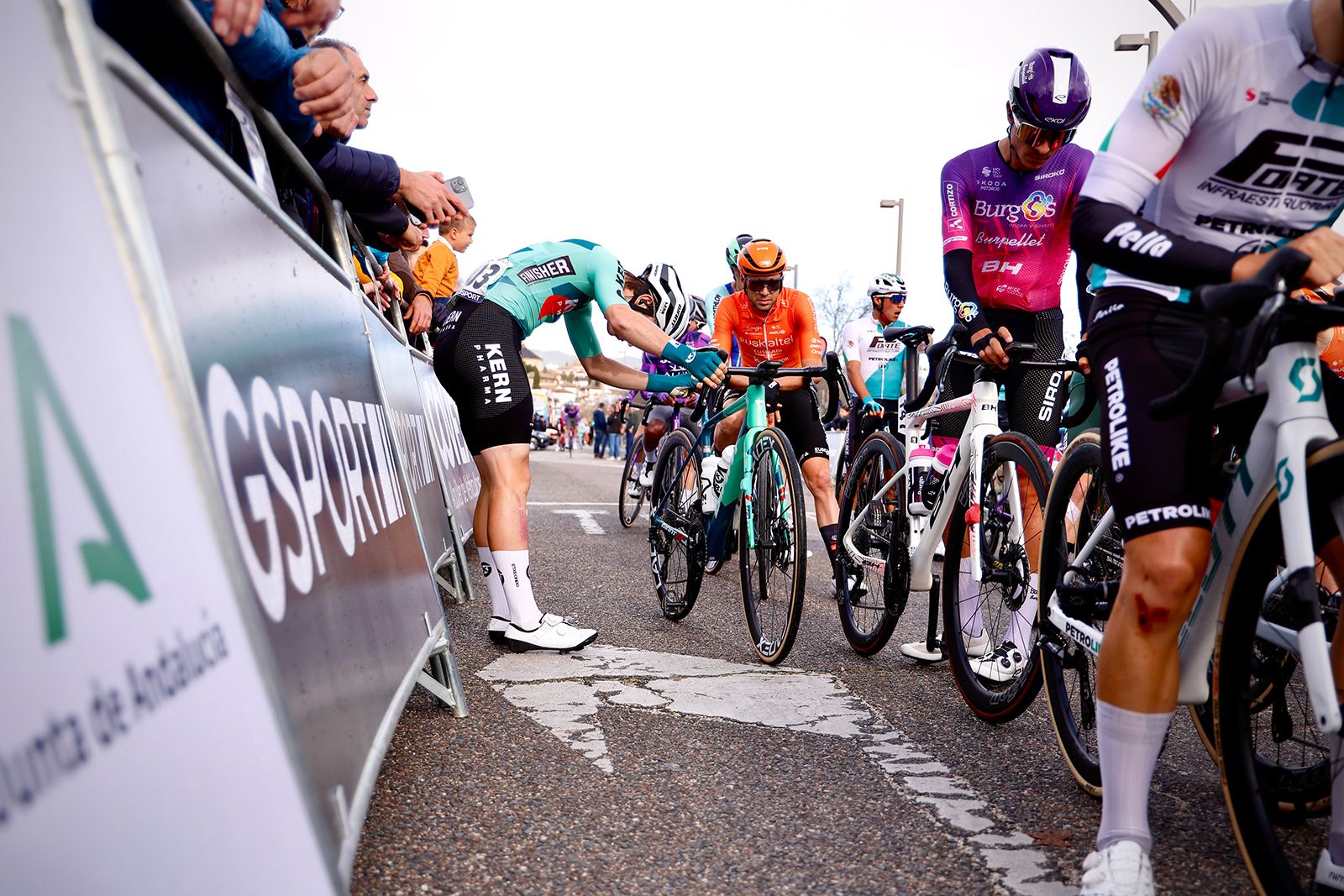 La salida de la etapa de Córdoba de la Vuelta a Andalucía en imágenes