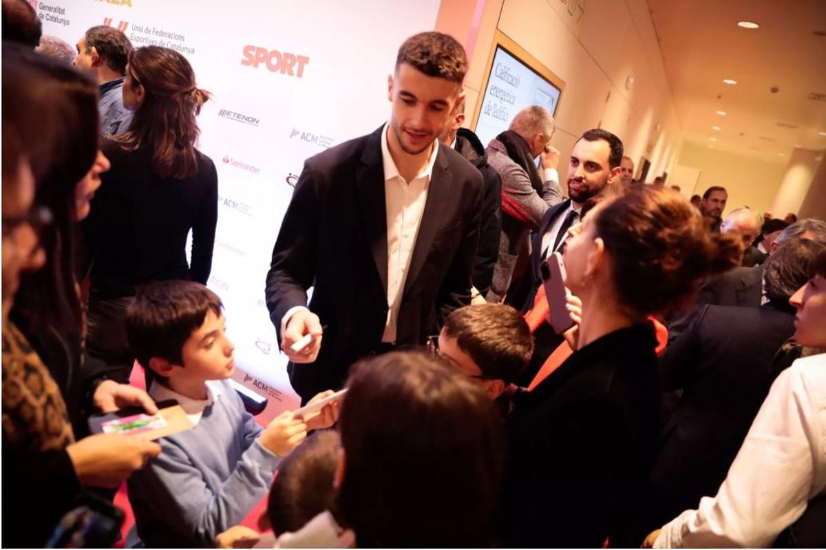 Joan García, signant autògrafs durant la Festa de l'Esport Català