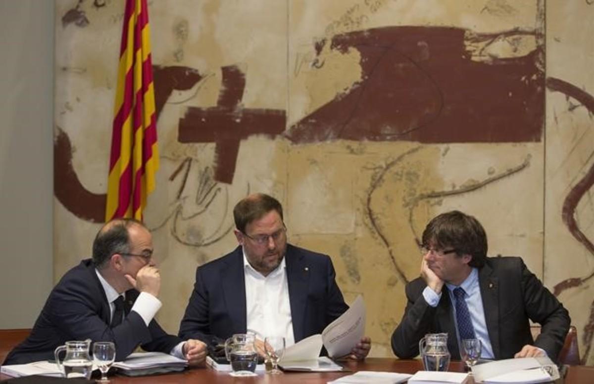 El portavoz del Govern, Jordi Turull, el ’vicepresident’ Oriol Junqueras y el ’president’, Carles Puigdemont.