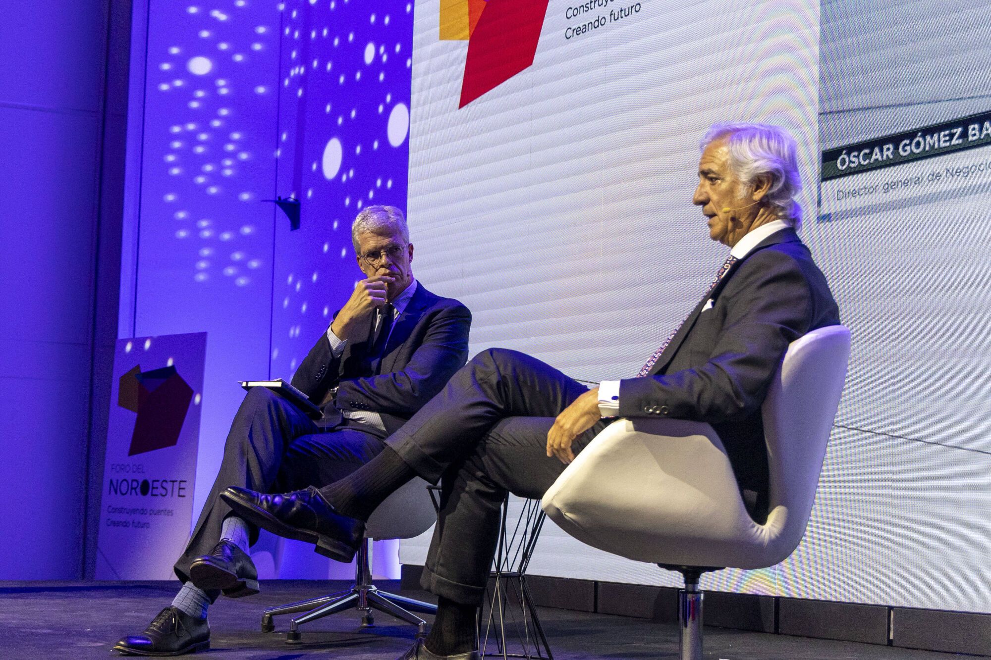 Óscar Gómez Barbero, director general de Negocios y Operaciones de Renfe, y Marti Saballs, responsable de información económica de Prensa Ibérica, charlan sobre “Impulso a las infraestructuras en el Noroeste”.