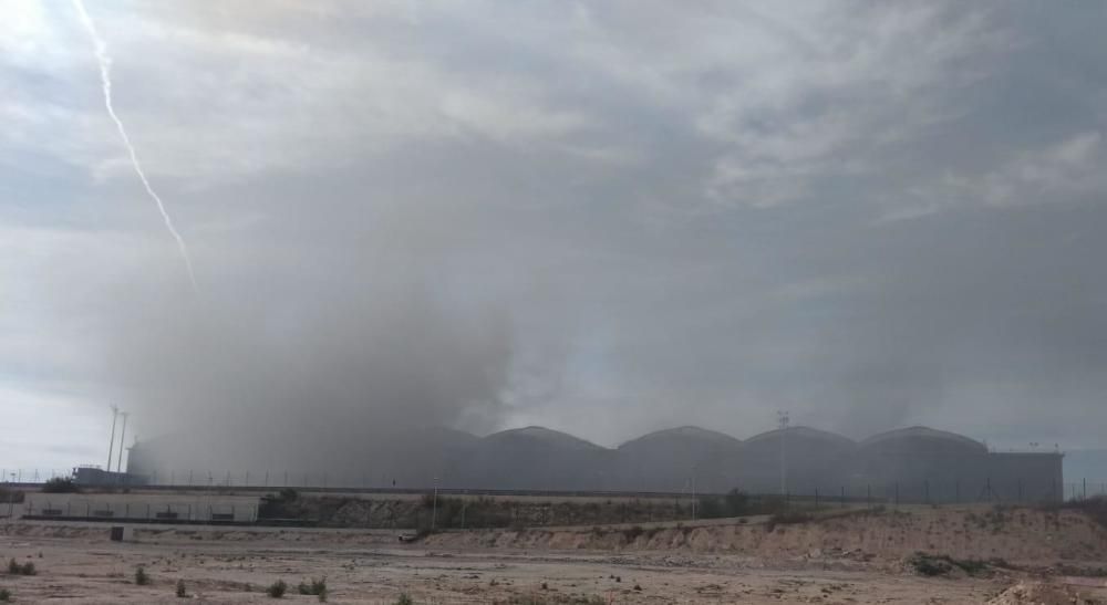 Los bomberos de la propia terminal trabajan en la cubierta y el humo es muy denso pero siguen saliendo vuelos