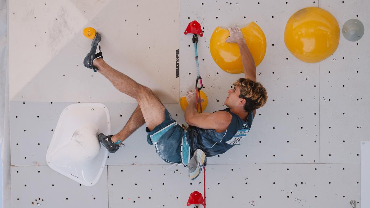 Escalador italiano en su prueba clasificatoria en el muro de competición.