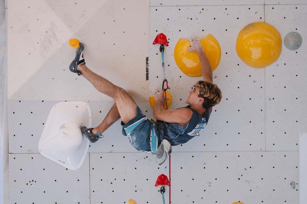 Escalador italiano en su prueba clasificatoria en el muro de competición.