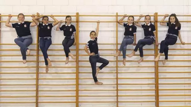 La Bellea del Foc infantil y sus damas de honor se atreven con la gimnasia deportiva