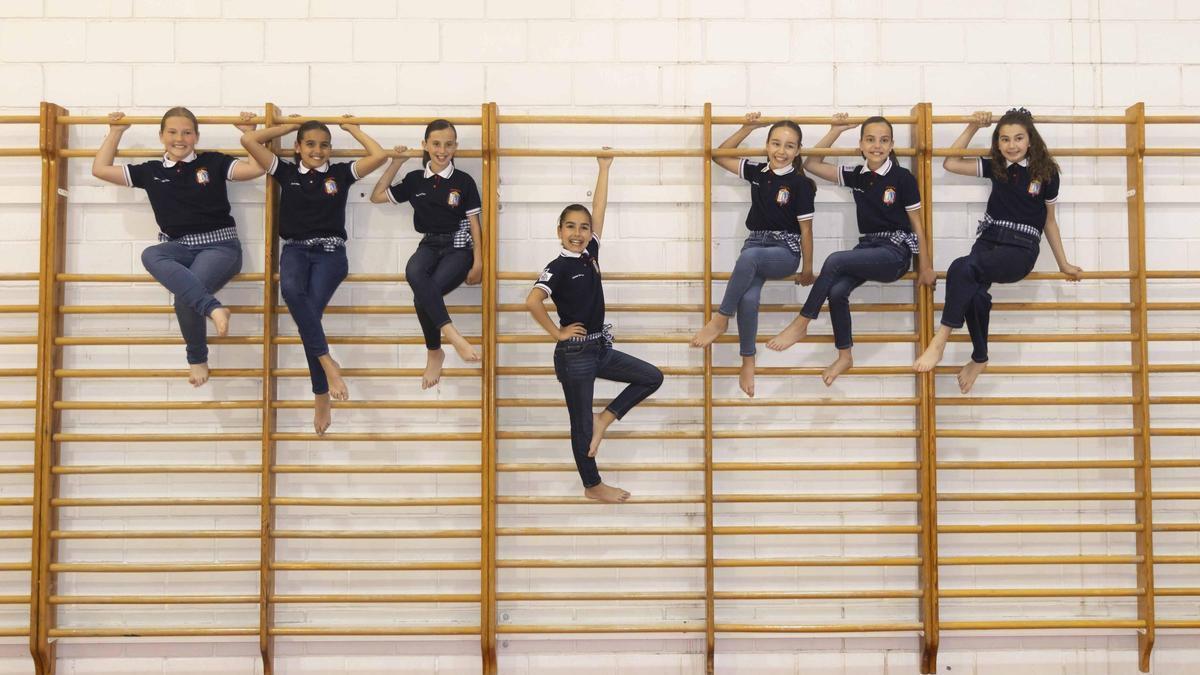 La Bellea del Foc infantil y sus damas de honor se atreven con la gimnasia deportiva