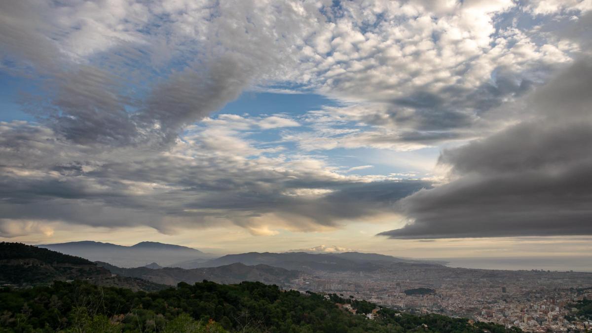 Cielo con abundante variedad de nubes en Barcelona, el 16 de febrero del 2024. Básicamente se trata de nubes bajas y medias, pero destacan los altocumulus virga