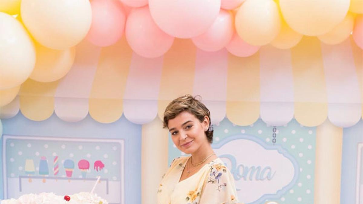 Laura Escanes celebra su 'baby shower' con un vestido de Mango