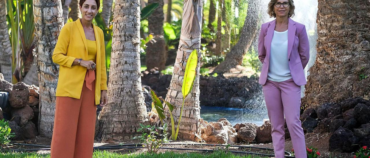 A la izquierda, Onalia Bueno junto con Conchi Narváez, alcaldesas de Mogán y San Bartolomé de Tirajana, durante la entrevista en el hotel Riu Palaces Oasis. | | JOSÉ CARLOS GUERRA