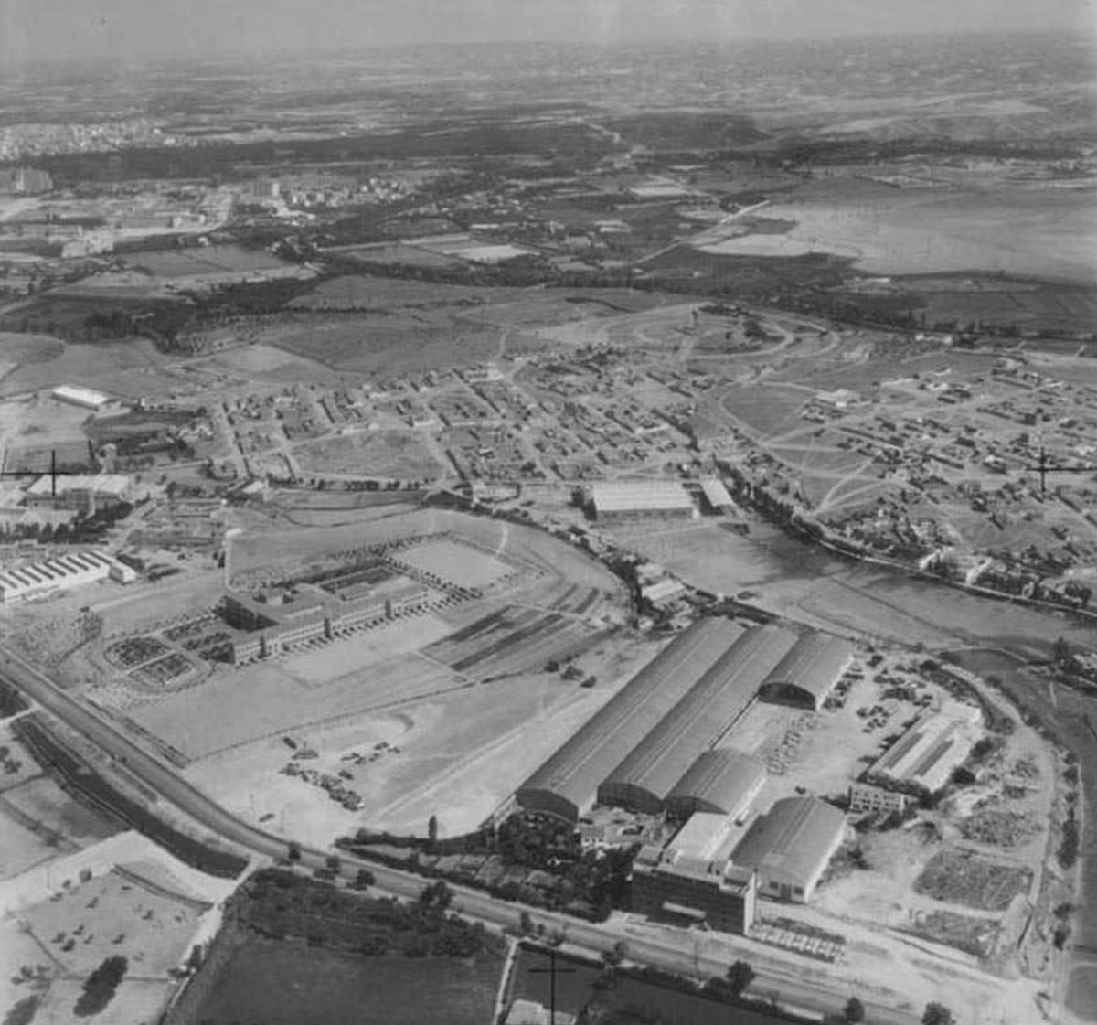 Vista aérea de la antigua carretera de Madrid, hoy avenida Rodríguez Ayuso, con un incipiente barrio de Valdefierro de fondo, en 1966.
