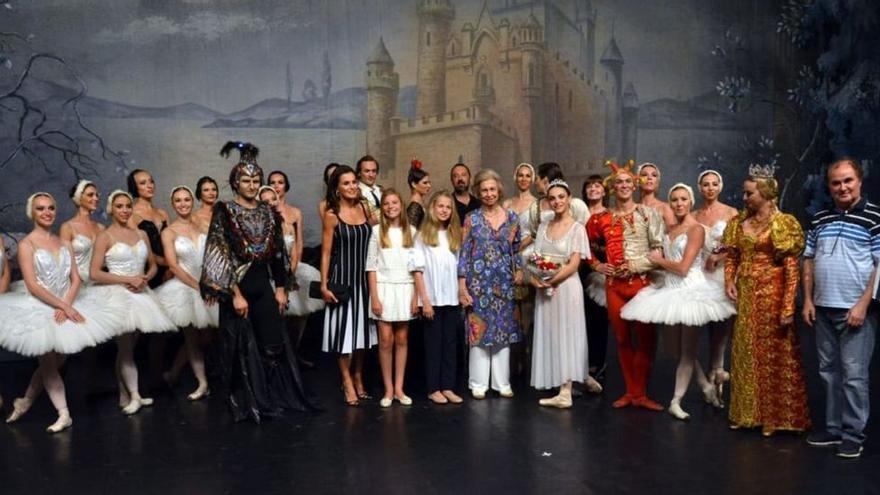 Die Mitglieder des Russischen Staatsballetts mit der Königsfamilie 2019 in Palma.