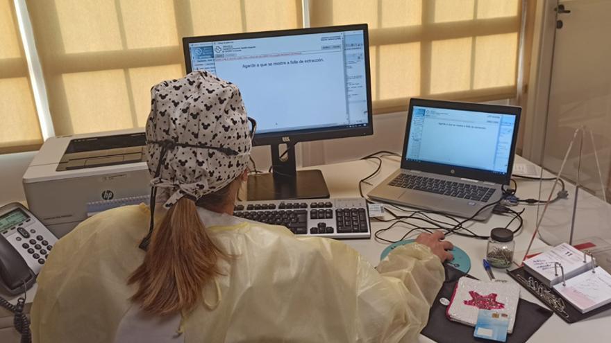 Pruebas de COVID para trabajadores del mar en el Instituto Social da Mariña en Corcubión.