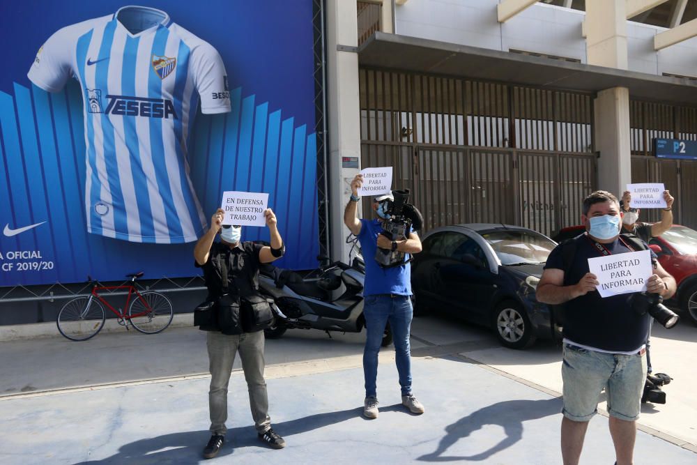 Los informadores gráficos de toda España han organizado hoy diferentes manifestaciones simultáneas para protestar contra las restricciones de LaLiga para entrar a los estadios cuando se reanude la competición. En Málaga, los compañeros gráficos se han concentrado ante La Rosaleda para unirse a esta protesta.