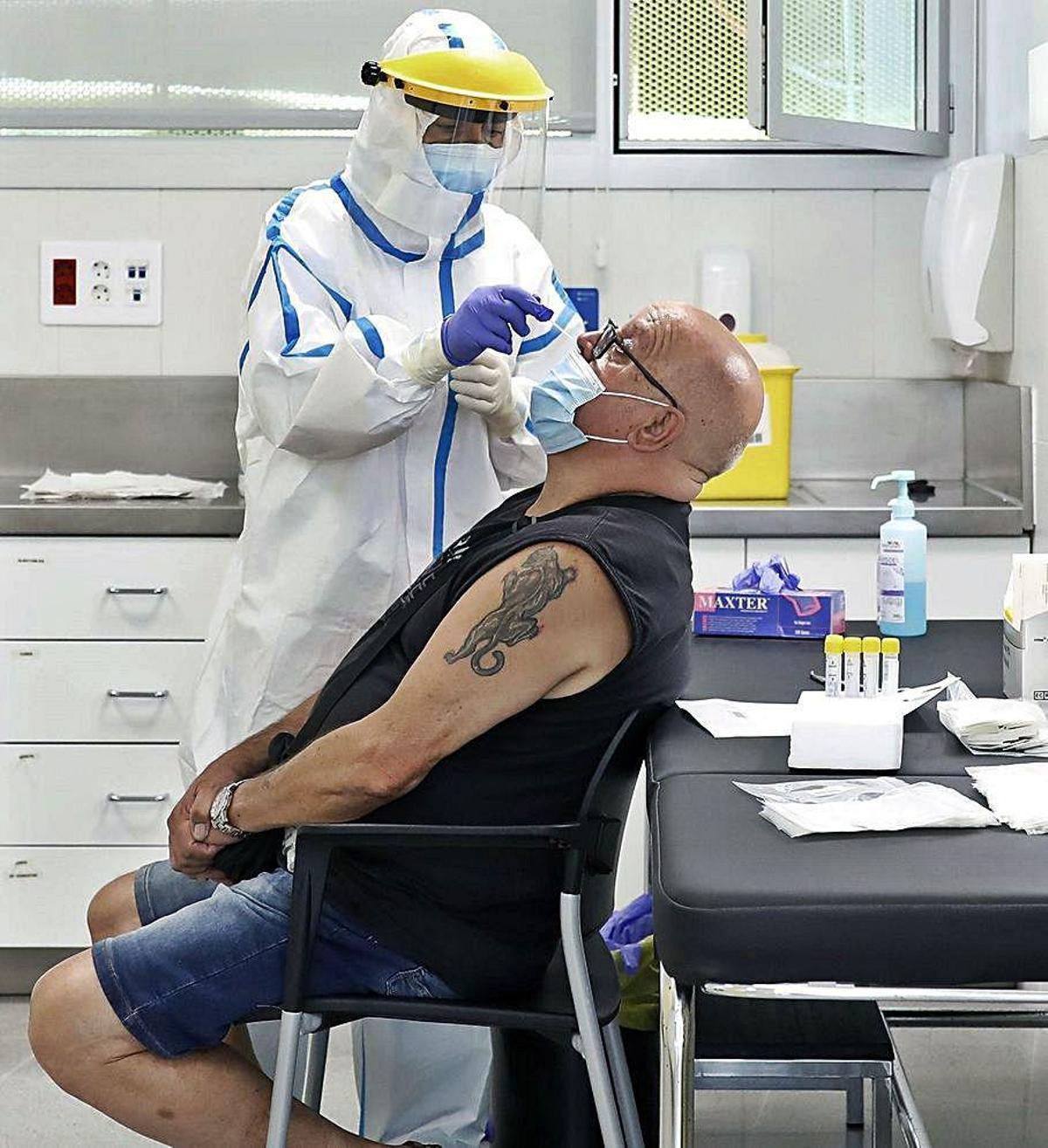 Un hombre se somete a la prueba del covid en Barcelona.