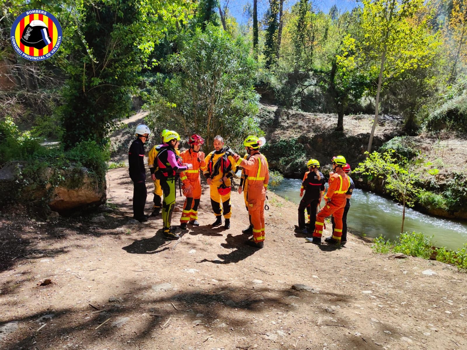 Los bomberos rescatan dos cadáveres en Navarrés