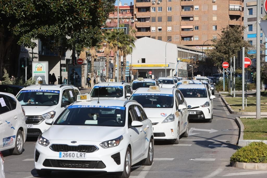 Caravanas de taxis en una protesta por las tarifas en Alicante