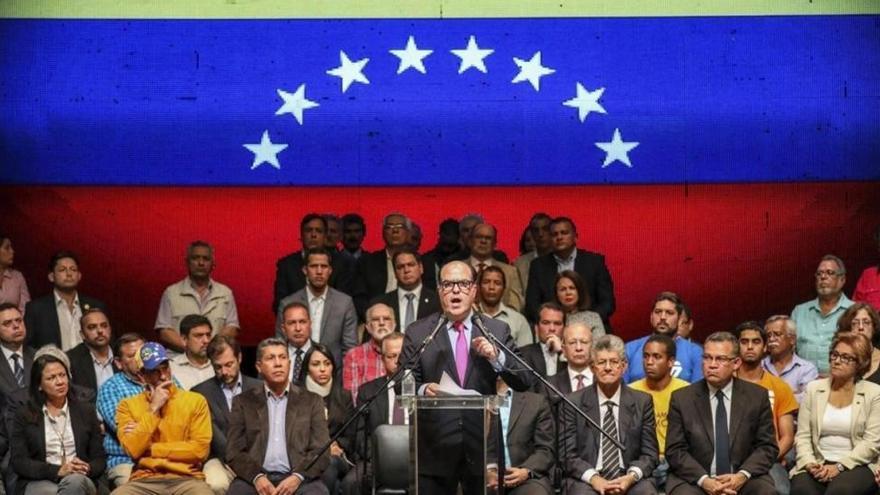 La oposición venezolana promueve una consulta para frenar la asamblea de Maduro