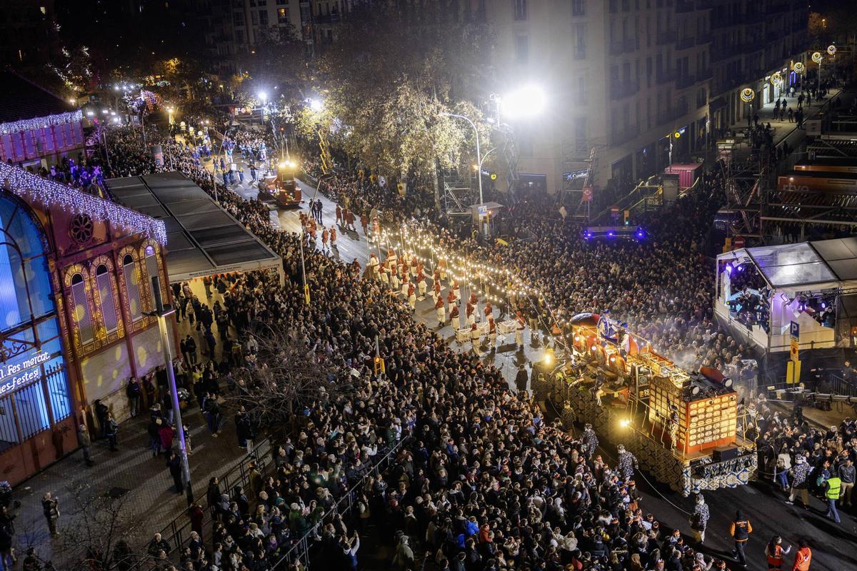Miles de personas colman la costa de Barcelona para dar la bienvenida a los Reyes Magos