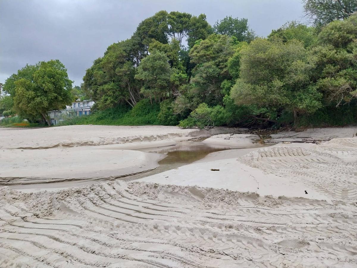 La zona afectada por el desvío del cauce fluvial en la playa de Lapamán, en Bueu.