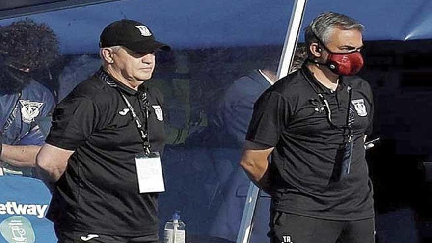 Toni Amor, junto a Javier Aguirre, en un partido reciente.