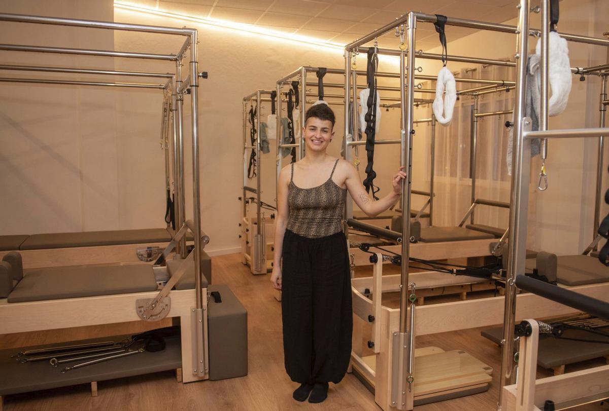 Nuria Iglesias en su nuevo centro de yoga y pilates de Arteixo.