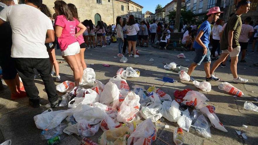 Un aspecto de la avenida de Santa María durante la celebración de la fiesta de peñas. // Gustavo Santos