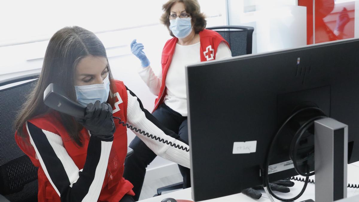 La reina Letizia visita la sede de Cruz Roja Española en Madrid