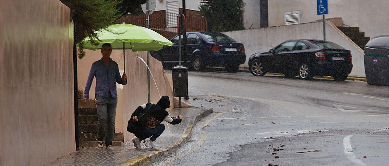 A falta de paraguas, buenas son las sombrillas |  VICENT MARÍ