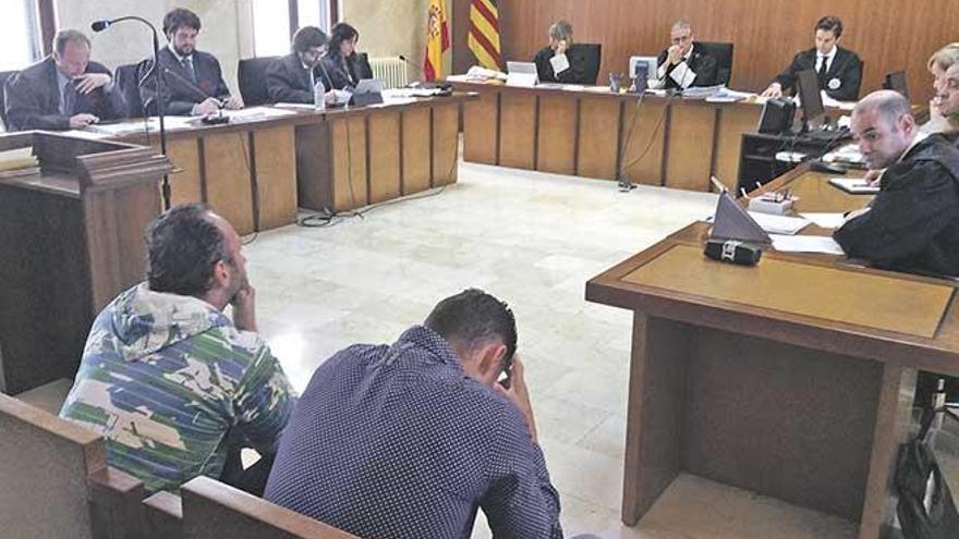 Los dos procesados, ayer durante el juicio celebrado en la Audiencia Provincial.