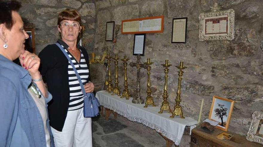 Guias del museo de la Cofradía de Los Falifos, con algunas de las piezas que se conservan.