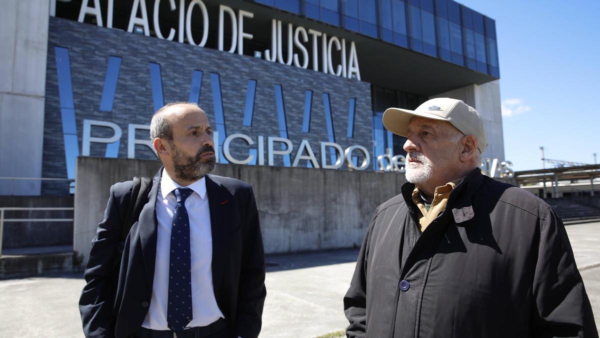 El padre Chus, a la derecha, junto a su abogado, Javier Díaz Dapena, a las puertas del Palacio de Justicia tras el juicio el pasado año.