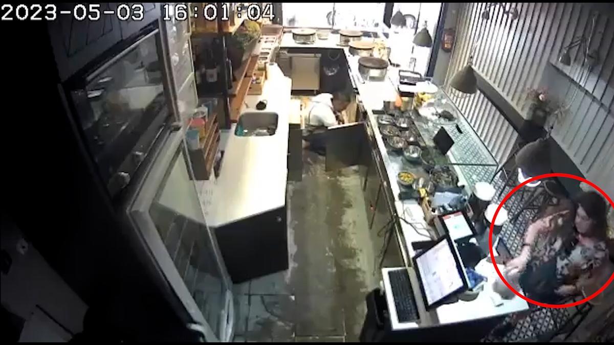 Pillan a una clienta robando la propina en un bar gracias a la cámara de seguridad