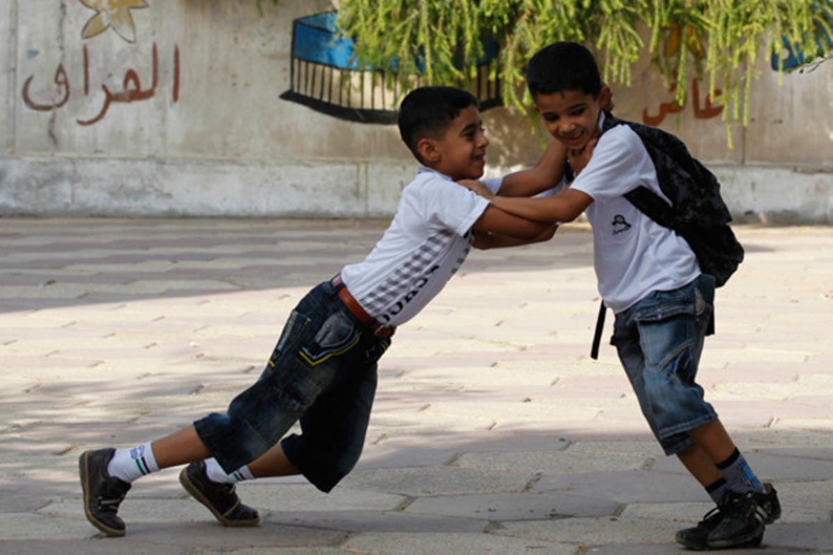 Dos nens juguen al pati de l’escola abans de classe. Avui comença el curs escolar a Bagdad.