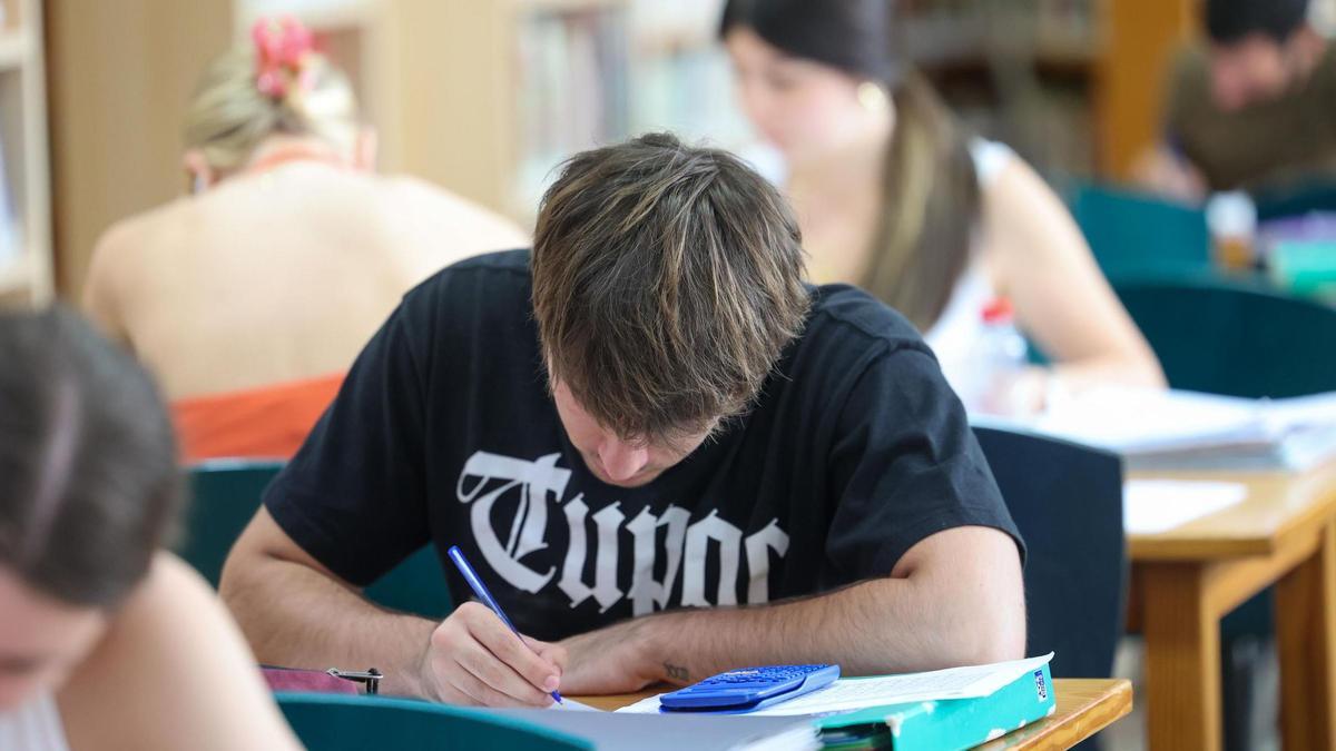 Fotografía de archivo de estudiantes de selectividad.