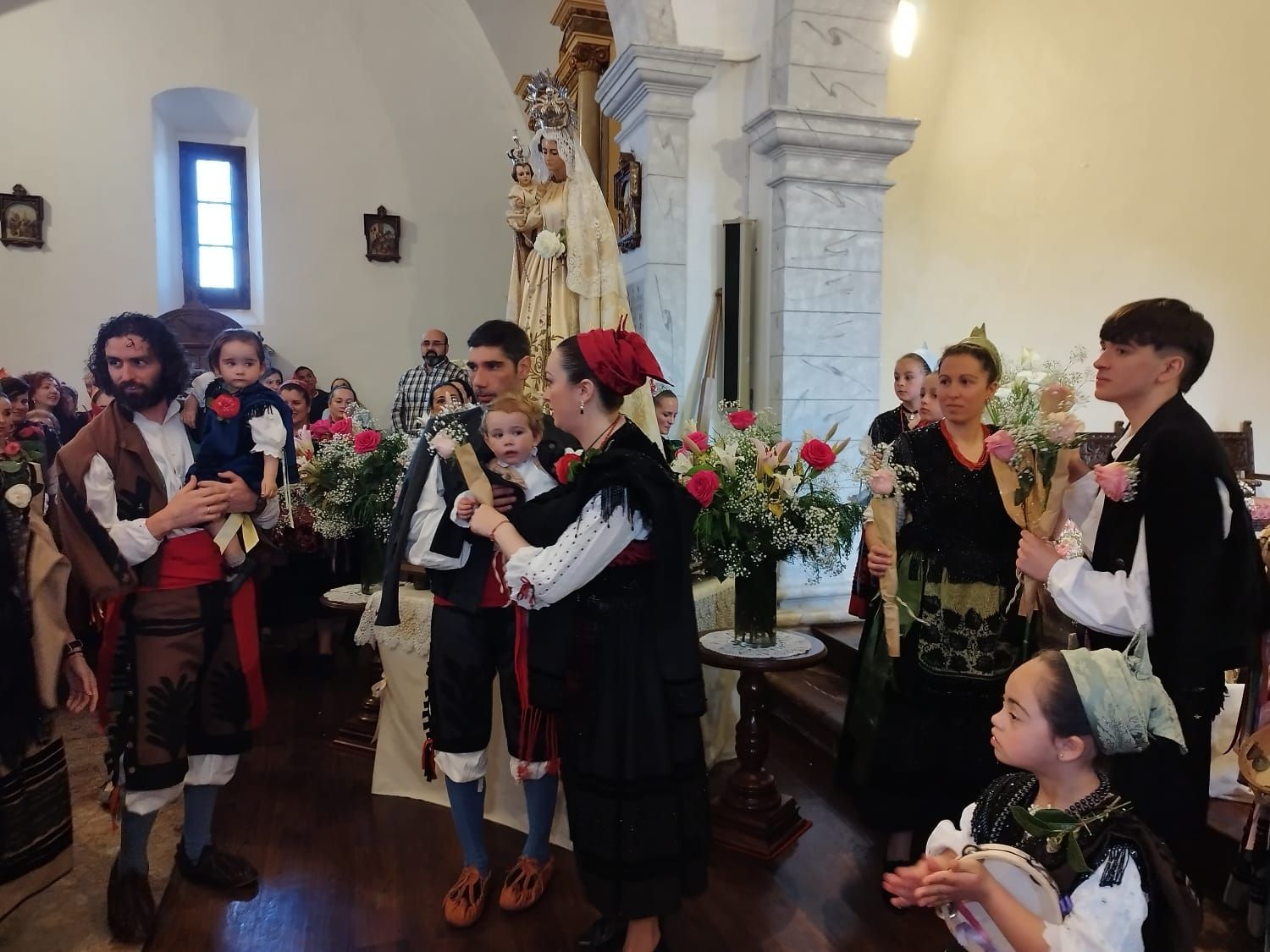 Un centenar de rosas para los llaniscos de la parroquia de Pría en la fiesta de la Virgen de la Flor