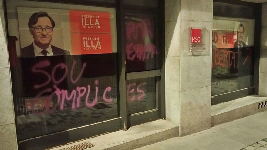 Pintades per la llibertat de Pablo Hasél a la seu del PSC d'Olot.