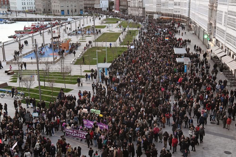 33.000 mujeres y hombres secundan las manifestaciones feministas en A Coruña