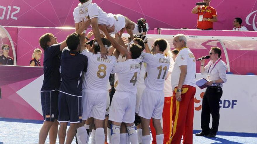 Los españoles celebran la medalla de bronce.