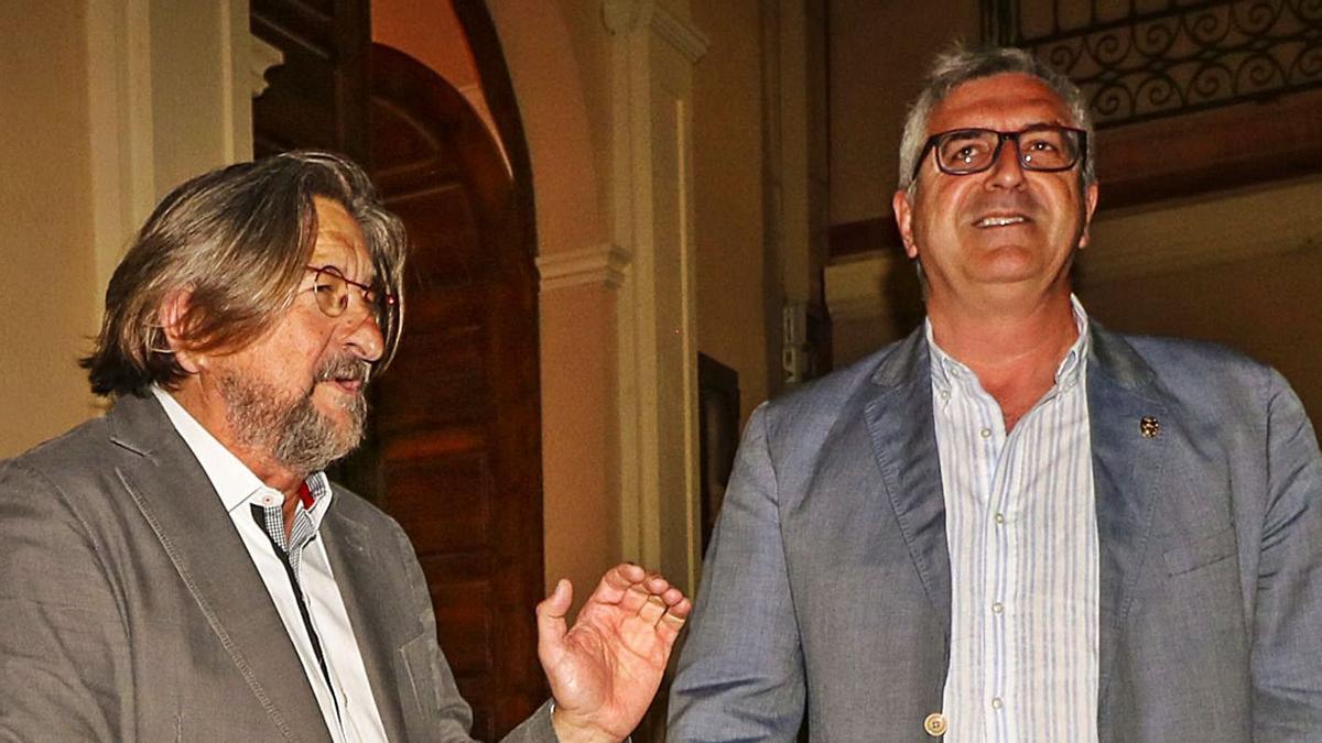 Rafael Sanjuan y Josep Manuel Francés en la toma de posesión del alcalde.