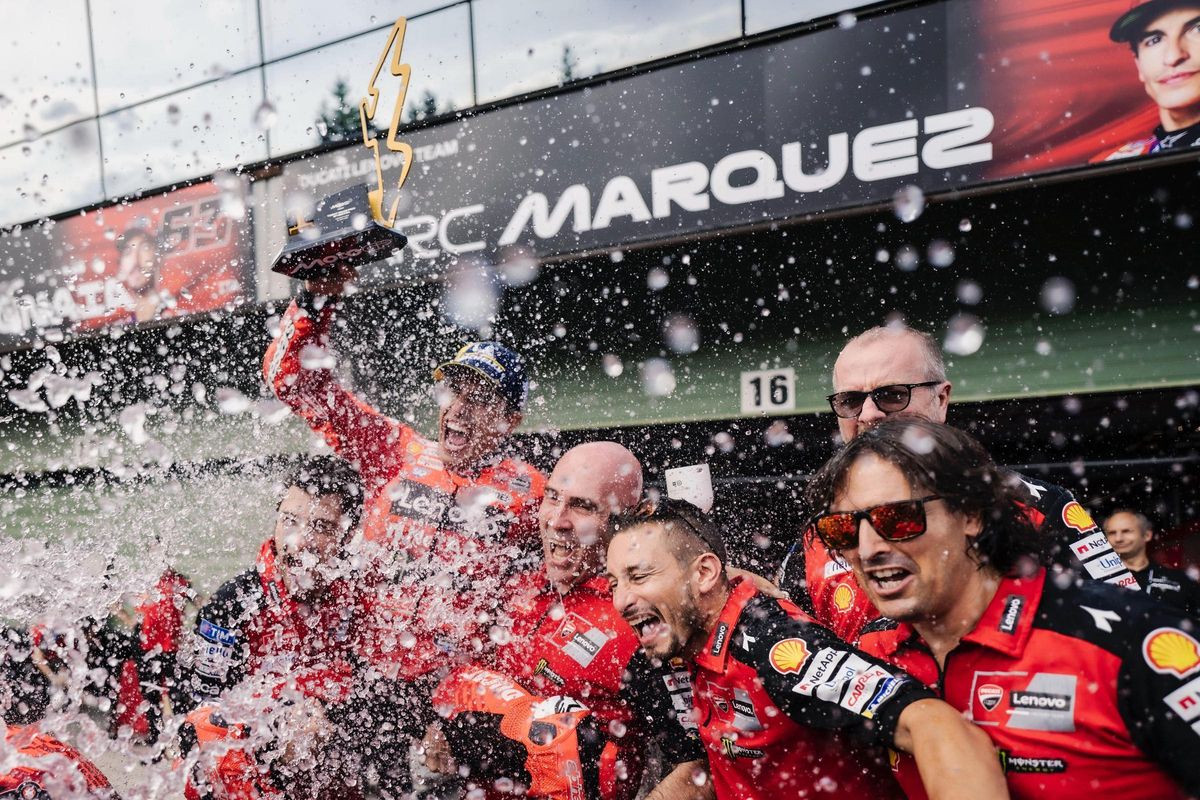 El equipo de Marc Márquez le tiró, en la celebración de ayer en Brno, un cubo de agua por la cabeza a su piloto.