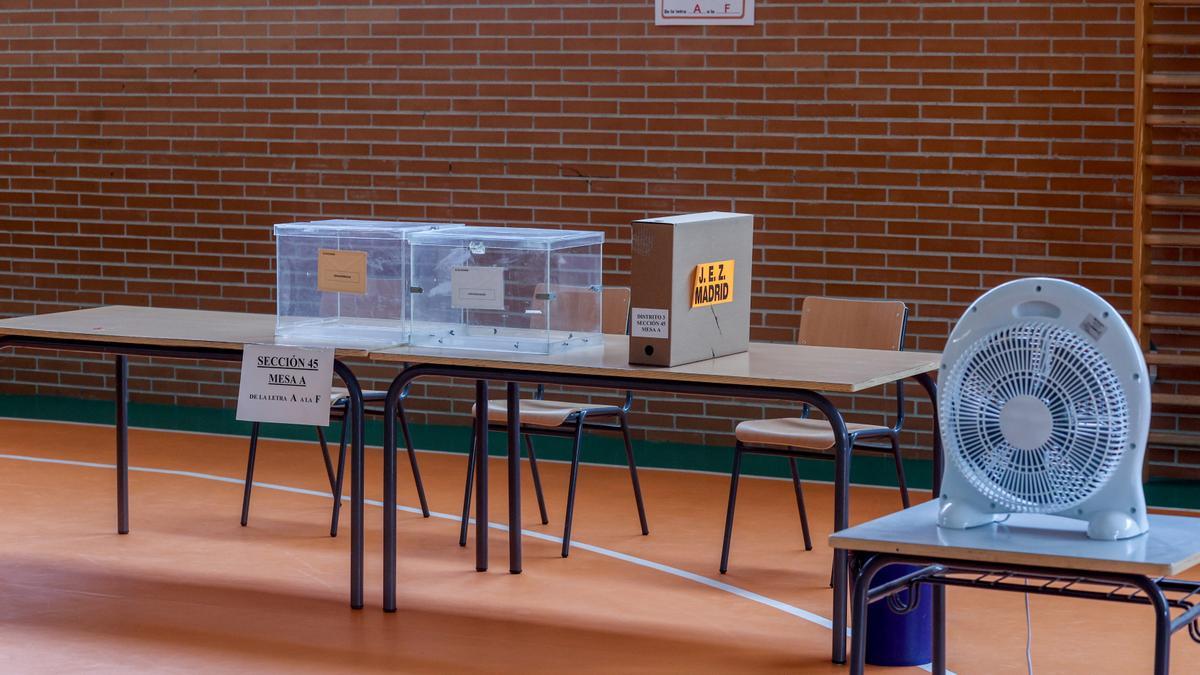 Taula electoral del CEIP Emperador Carlos V de Getafe que aquest any actua com a col·legi electoral per a les eleccions generals 23J, a 22 de juliol de 2023, a Getafe, Madrid (Espanya).