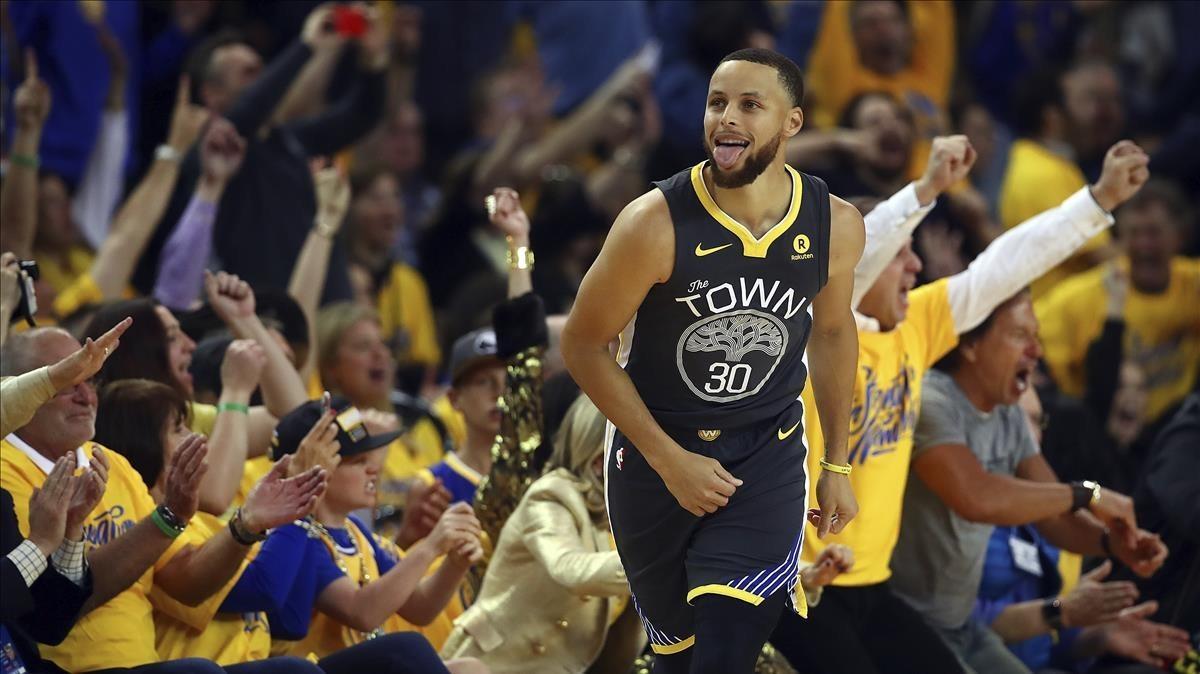 lmendiola43150990 golden state warriors  stephen curry  30  celebrates a score180502195117